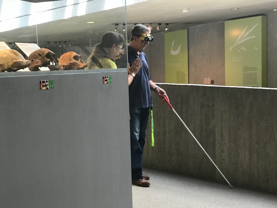Mann mit Blindenstock vor Vitrine im Neanderthal Museum