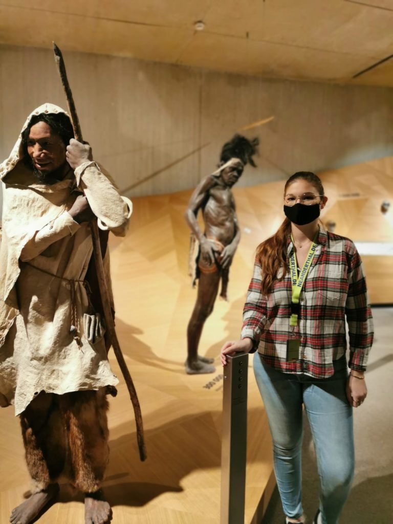 Praktikantin Antonia Scharrenbroch vor dem Stammbusch im Neanderthal Museum