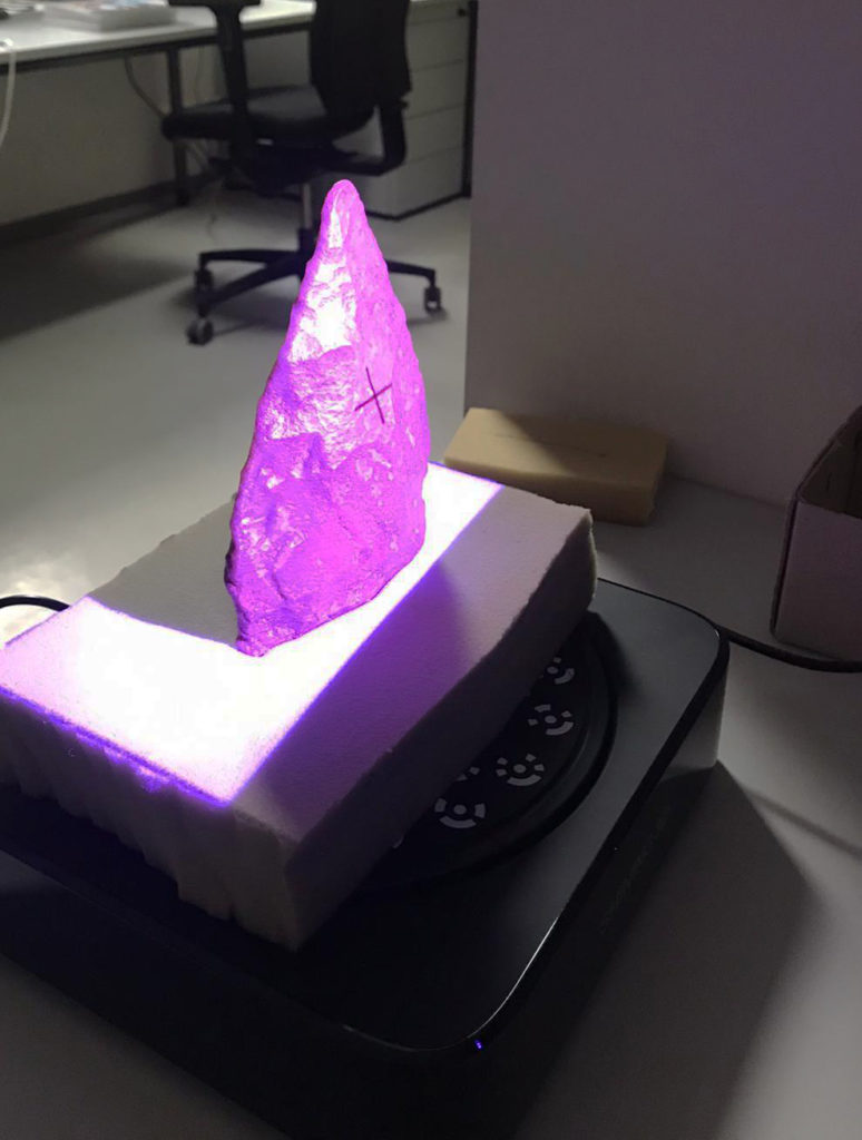 Faustkeil wird beim 3D-Scannen beleuchtet