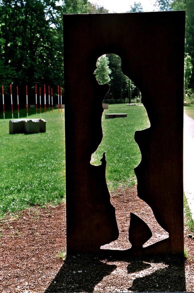 Eine Skulptur des Kunstweges und die Fluchtstangen an der Fundstelle.