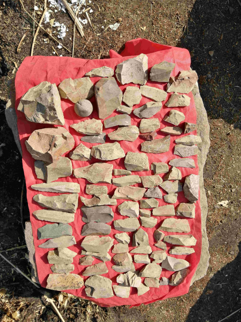 Gefundene Lithische Artefakte aus Stein von der Oberfläche des Sorheh 1 Rockshelter liegen auf einem roten Tuch.