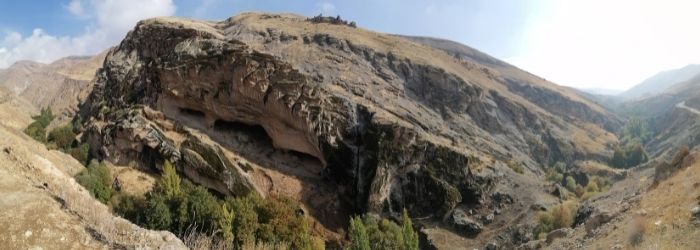 Blick auf Felswand und Gebirge des Sorheh-Komplex von Fundstätten, Savojbolagh; Alborz-Provinz; Iran