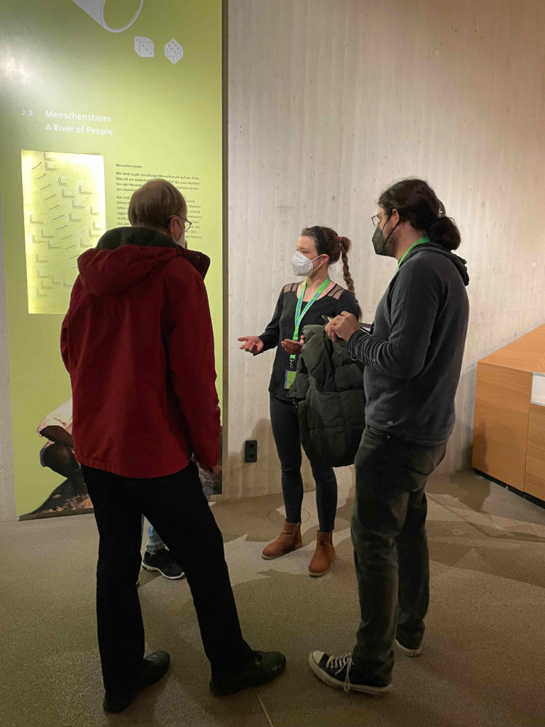 Drei Workshopteilnehmende befragen eine Besucherin im Museum.