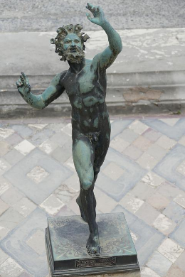 Kopie des tanzenden Fauns aus Pompeji.