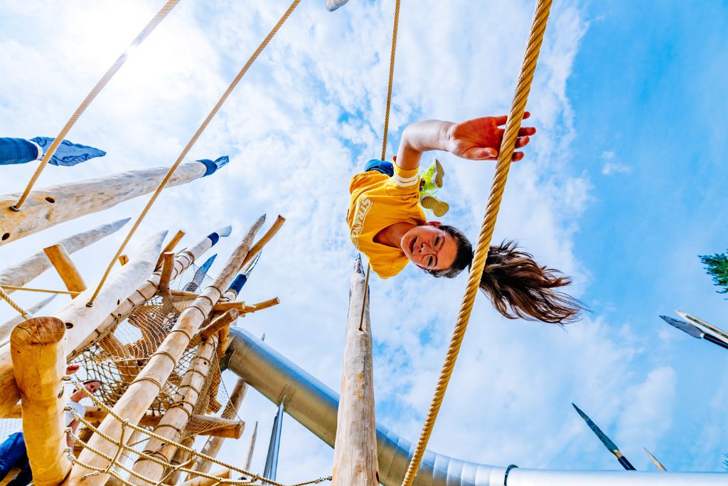 Kinder-Ferienprogramm: Ein Mädchen spielt auf dem Steinzeitspielplatz