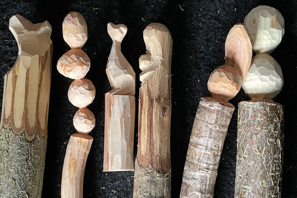 Einige geschnitzte Holzfiguren 