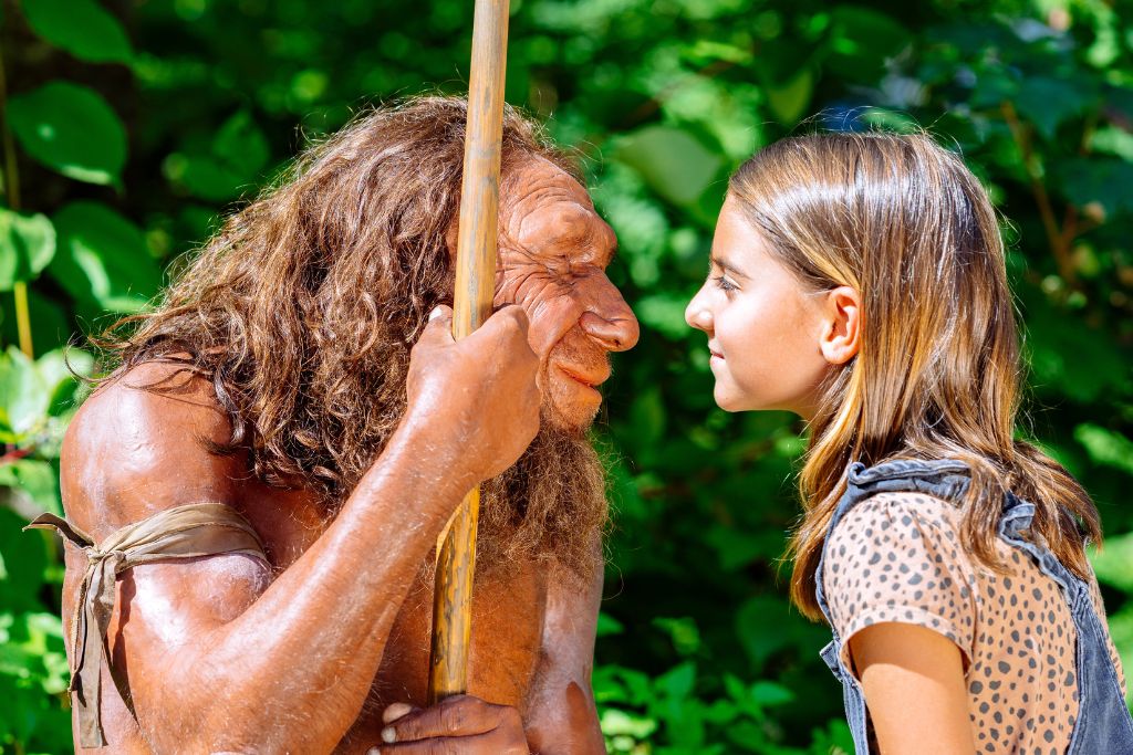 Neanderthaler Mr. N und ein Kind schauen sich in die Augen